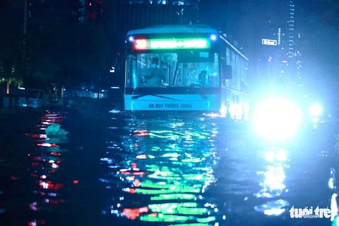 Hà Nội mưa chưa đầy 1 giờ, nhiều tuyến phố thành sông, nước tràn vào nhà dân - Ảnh 6. Hà Nội mưa chưa đầy 1 giờ, nhiều tuyến phố thành sông, nước tràn vào nhà dân - Ảnh 6.