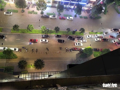 Hà Nội mưa chưa đầy 1 giờ, nhiều tuyến phố thành sông, nước tràn vào nhà dân - Ảnh 3. Hà Nội mưa chưa đầy 1 giờ, nhiều tuyến phố thành sông, nước tràn vào nhà dân - Ảnh 3.