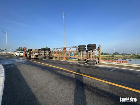 Xe container lật ngang trên đường dẫn cao tốc TP.HCM - Trung Lương - Ảnh 1. Xe container lật ngang trên đường dẫn cao tốc TP.HCM - Trung Lương - Ảnh 1.