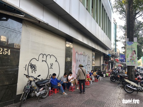 Vẽ bậy xuất hiện khắp nơi ở TP.HCM - Ảnh 3. Vẽ bậy xuất hiện khắp nơi ở TP.HCM - Ảnh 3.