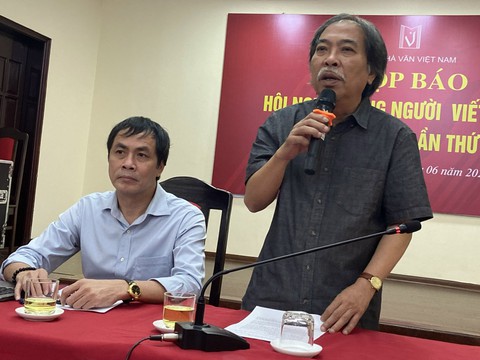 Hội Nhà văn ‘thất vọng’ vì Hà Nội ngó lơ đề nghị hỗ trợ vé máy bay cho nhà văn trẻ dự hội nghị - Ảnh 1. Hội Nhà văn ‘thất vọng’ vì Hà Nội ngó lơ đề nghị hỗ trợ vé máy bay cho nhà văn trẻ dự hội nghị - Ảnh 1.