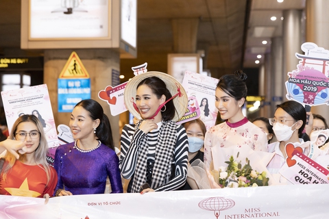 Hoa hậu Quốc tế 2019 Sireethorn Leearamwat thích thú với bún chả - Ảnh 2. Hoa hậu Quốc tế 2019 Sireethorn Leearamwat thích thú với bún chả - Ảnh 2.