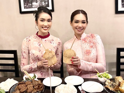 Hoa hậu Quốc tế 2019 Sireethorn Leearamwat thích thú với bún chả - Ảnh 3. Hoa hậu Quốc tế 2019 Sireethorn Leearamwat thích thú với bún chả - Ảnh 3.