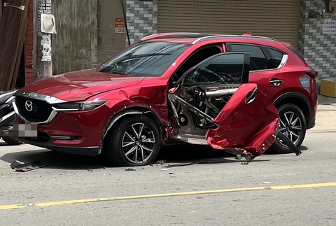 Chân cẩu tự hành bóc toạc cửa xe hơi trên đường - Ảnh 2. Chân cẩu tự hành bóc toạc cửa xe hơi trên đường - Ảnh 2.