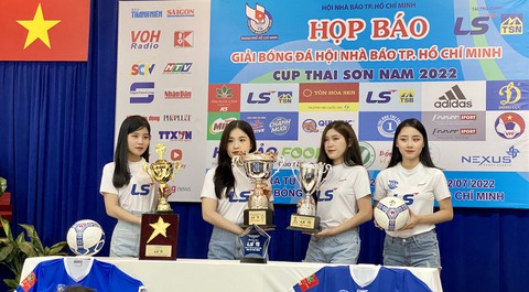 Giải bóng đá Hội Nhà báo TP.HCM trở lại sau 1 năm bị hoãn vì COVID-19 - Ảnh 2. Giải bóng đá Hội Nhà báo TP.HCM trở lại sau 1 năm bị hoãn vì COVID-19 - Ảnh 2.