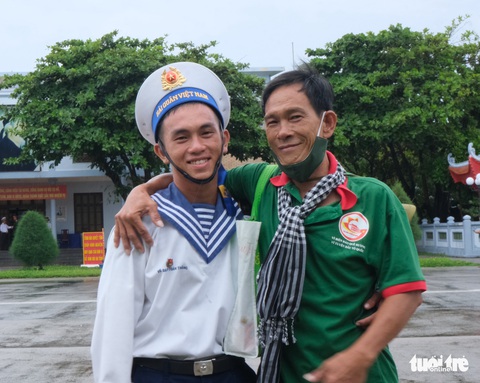 Gặp người thân nơi đầu sóng ngọn gió Trường Sa - Ảnh 1. Gặp người thân nơi đầu sóng ngọn gió Trường Sa - Ảnh 1.