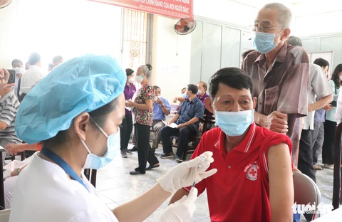 Giám đốc Sở Y tế TP.HCM: Rất cần phải tiêm mũi nhắc lần 2 - Ảnh 2. Giám đốc Sở Y tế TP.HCM: Rất cần phải tiêm mũi nhắc lần 2 - Ảnh 2.