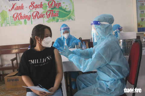TP.HCM tiêm nhắc lại vắc xin COVID-19: Ai sẽ tiêm? Tiêm ở đâu? - Ảnh 1. TP.HCM tiêm nhắc lại vắc xin COVID-19: Ai sẽ tiêm? Tiêm ở đâu? - Ảnh 1.