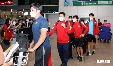 U23 Việt Nam được CĐV chào đón nồng nhiệt ở Tân Sơn Nhất - Ảnh 4. U23 Việt Nam được CĐV chào đón nồng nhiệt ở Tân Sơn Nhất - Ảnh 4.