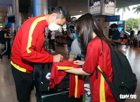 U23 Việt Nam được CĐV chào đón nồng nhiệt ở Tân Sơn Nhất - Ảnh 10. U23 Việt Nam được CĐV chào đón nồng nhiệt ở Tân Sơn Nhất - Ảnh 10.