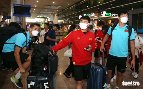 U23 Việt Nam được CĐV chào đón nồng nhiệt ở Tân Sơn Nhất - Ảnh 11. U23 Việt Nam được CĐV chào đón nồng nhiệt ở Tân Sơn Nhất - Ảnh 11.