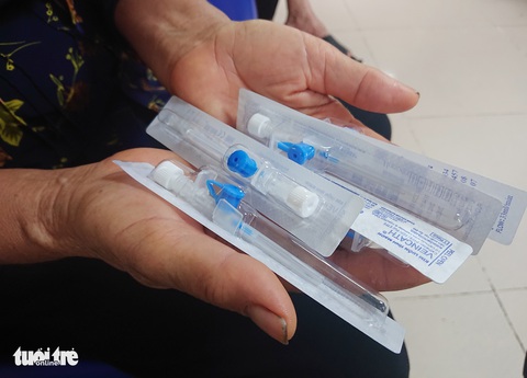 Bệnh nhân lãnh đủ vì thiếu thuốc, vật tư y tế - Ảnh 3. Bệnh nhân lãnh đủ vì thiếu thuốc, vật tư y tế - Ảnh 3.