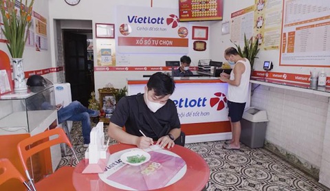 Jackpot Power 6/55 gần 90 tỉ, người chơi ‘tranh thủ’ mua xổ số - Ảnh 3. Jackpot Power 6/55 gần 90 tỉ, người chơi ‘tranh thủ’ mua xổ số - Ảnh 3.