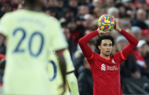 FIFA đồng ý thử nghiệm đề xuất đá biên thay cho ném biên - Ảnh 1. FIFA đồng ý thử nghiệm đề xuất đá biên thay cho ném biên - Ảnh 1.