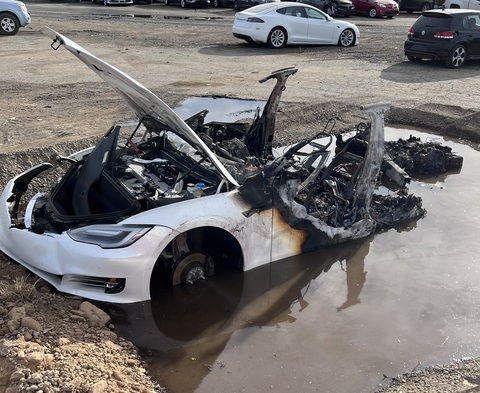 Xe Tesla chờ bán sắt vụn bất ngờ bốc cháy sau 3 tuần bỏ không - Ảnh 1. Xe Tesla chờ bán sắt vụn bất ngờ bốc cháy sau 3 tuần bỏ không - Ảnh 1.