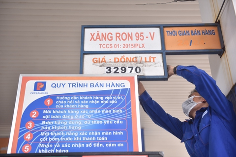 Xăng dầu ngóng giảm thuế - Ảnh 1. Xăng dầu ngóng giảm thuế - Ảnh 1.