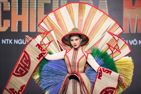 Chiếu Cà Mau đoạt giải nhất trang phục dân tộc Hoa hậu Hoàn vũ Việt Nam 2022 - Ảnh 1. Chiếu Cà Mau đoạt giải nhất trang phục dân tộc Hoa hậu Hoàn vũ Việt Nam 2022 - Ảnh 1.