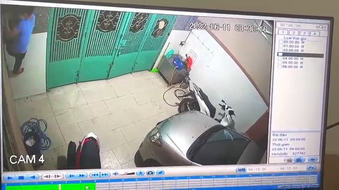 Trộm trèo tường, vào nhà lấy chìa khóa mở cổng dắt xe SH hơn 100 triệu đồng - Ảnh 1. Trộm trèo tường, vào nhà lấy chìa khóa mở cổng dắt xe SH hơn 100 triệu đồng - Ảnh 1.
