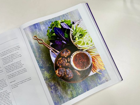 Bún chả Việt Nam vào sách dạy nấu ăn kỷ niệm 70 năm trị vì của Nữ hoàng Anh - Ảnh 2. Bún chả Việt Nam vào sách dạy nấu ăn kỷ niệm 70 năm trị vì của Nữ hoàng Anh - Ảnh 2.