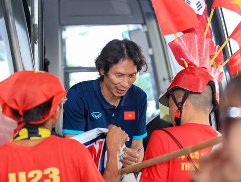 HLV Gong Oh Kyun được ‘vây kín’ khi về đến Hà Nội - Ảnh 2. HLV Gong Oh Kyun được ‘vây kín’ khi về đến Hà Nội - Ảnh 2.