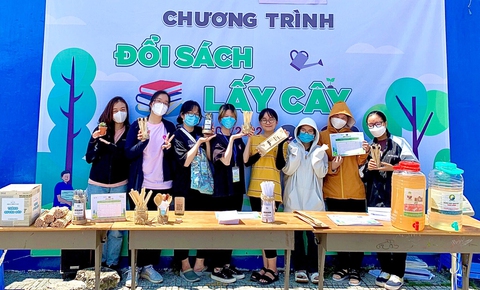 Đổi sách lấy cây lan tỏa lối sống xanh - Ảnh 1. Đổi sách lấy cây lan tỏa lối sống xanh - Ảnh 1.