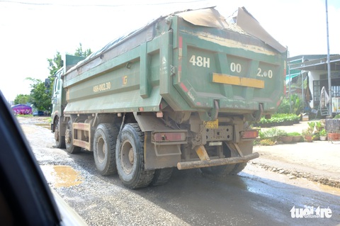 Khổ vì mặt quốc lộ như bị giội bom - Ảnh 4. Khổ vì mặt quốc lộ như bị giội bom - Ảnh 4.