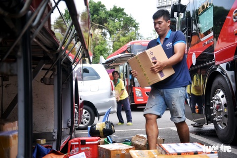 Cước vận tải đua theo giá xăng, nhiều nhà xe chịu hết nổi vì càng chạy càng lỗ - Ảnh 1. Cước vận tải đua theo giá xăng, nhiều nhà xe chịu hết nổi vì càng chạy càng lỗ - Ảnh 1.