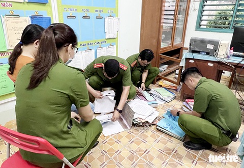 Bắt tạm giam nguyên hiệu trưởng và kế toán chiếm đoạt tiền của trường tiểu học - Ảnh 2. Bắt tạm giam nguyên hiệu trưởng và kế toán chiếm đoạt tiền của trường tiểu học - Ảnh 2.
