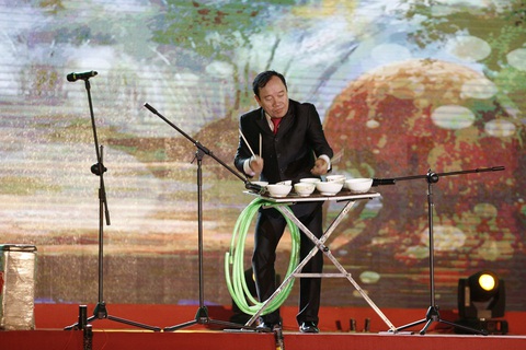 Bạch Tuyết bật mí về nhạc sĩ Trịnh Công Sơn, Mai Đình Tới biểu diễn 10 nhạc cụ ở Festival Huế - Ảnh 5. Bạch Tuyết bật mí về nhạc sĩ Trịnh Công Sơn, Mai Đình Tới biểu diễn 10 nhạc cụ ở Festival Huế - Ảnh 5.