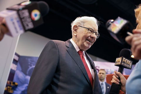 Tỉ phú Warren Buffett quyên góp 4 tỉ USD cho 5 quỹ từ thiện - Ảnh 1. Tỉ phú Warren Buffett quyên góp 4 tỉ USD cho 5 quỹ từ thiện - Ảnh 1.
