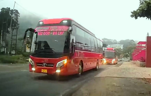 Triệu tập 3 tài xế Hãng Phương Trang kéo thành đoàn vượt ẩu trên đèo Bảo Lộc - Ảnh 1. Triệu tập 3 tài xế Hãng Phương Trang kéo thành đoàn vượt ẩu trên đèo Bảo Lộc - Ảnh 1.