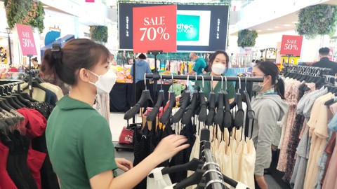 TP.HCM: Khai mạc khuyến mãi tập trung với hàng nghìn sản phẩm giảm giá đến 95% - Ảnh 1. TP.HCM: Khai mạc khuyến mãi tập trung với hàng nghìn sản phẩm giảm giá đến 95% - Ảnh 1.
