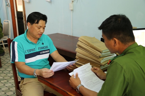 Bị tòa xử tù tội lừa đảo, chặn đường đánh công tố viên - Ảnh 1. Bị tòa xử tù tội lừa đảo, chặn đường đánh công tố viên - Ảnh 1.