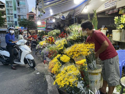 Chợ truyền thống cũng tưng bừng khuyến mãi - Ảnh 1. Chợ truyền thống cũng tưng bừng khuyến mãi - Ảnh 1.
