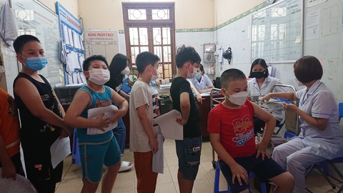 Hà Nội, TP.HCM vào chiến dịch tiêm vắc xin COVID-19 mũi 4 - Ảnh 1. Hà Nội, TP.HCM vào chiến dịch tiêm vắc xin COVID-19 mũi 4 - Ảnh 1.