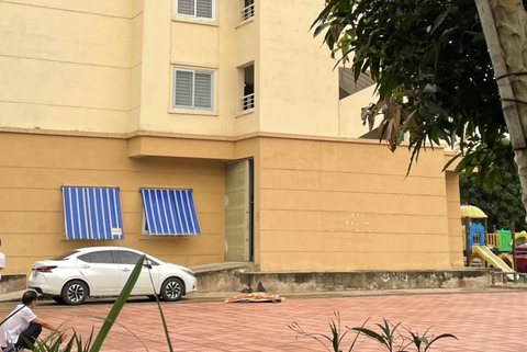 Người rơi từ tầng cao chung cư xuống sân tử vong là phó giám đốc Sở Khoa học và công nghệ Thanh Hóa - Ảnh 1. Người rơi từ tầng cao chung cư xuống sân tử vong là phó giám đốc Sở Khoa học và công nghệ Thanh Hóa - Ảnh 1.