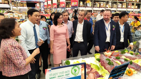 Mua 2 tính tiền 1, người dân TP.HCM đến siêu thị săn gia vị, nước giặt... - Ảnh 1. Mua 2 tính tiền 1, người dân TP.HCM đến siêu thị săn gia vị, nước giặt... - Ảnh 1.