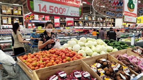 Mua 2 tính tiền 1, người dân TP.HCM đến siêu thị săn gia vị, nước giặt... - Ảnh 4. Mua 2 tính tiền 1, người dân TP.HCM đến siêu thị săn gia vị, nước giặt... - Ảnh 4.
