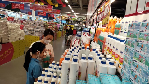Mua 2 tính tiền 1, người dân TP.HCM đến siêu thị săn gia vị, nước giặt... - Ảnh 3. Mua 2 tính tiền 1, người dân TP.HCM đến siêu thị săn gia vị, nước giặt... - Ảnh 3.