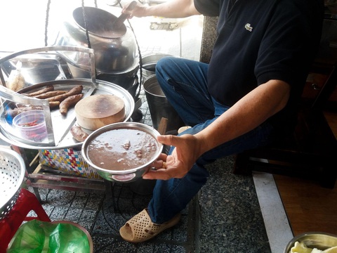 Tiệm cháo lòng không thay món đổi vị suốt 80 năm ở Sài Gòn - Ảnh 1. Tiệm cháo lòng không thay món đổi vị suốt 80 năm ở Sài Gòn - Ảnh 1.