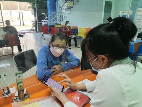 Người dân TP.HCM đã quen thanh toán tiền điện không dùng tiền mặt - Ảnh 1. Người dân TP.HCM đã quen thanh toán tiền điện không dùng tiền mặt - Ảnh 1.