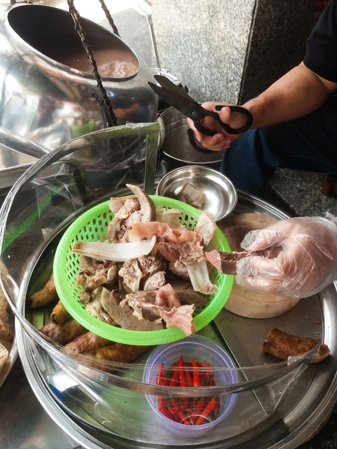 Tiệm cháo lòng không thay món đổi vị suốt 80 năm ở Sài Gòn - Ảnh 4. Tiệm cháo lòng không thay món đổi vị suốt 80 năm ở Sài Gòn - Ảnh 4.