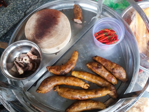 Tiệm cháo lòng không thay món đổi vị suốt 80 năm ở Sài Gòn - Ảnh 5. Tiệm cháo lòng không thay món đổi vị suốt 80 năm ở Sài Gòn - Ảnh 5.