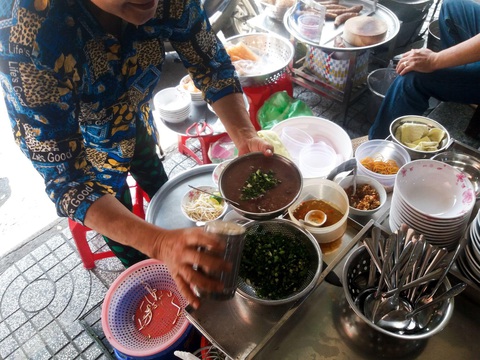 Tiệm cháo lòng không thay món đổi vị suốt 80 năm ở Sài Gòn - Ảnh 6. Tiệm cháo lòng không thay món đổi vị suốt 80 năm ở Sài Gòn - Ảnh 6.