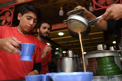Bộ trưởng Pakistan gây bão vì kêu gọi người dân giảm uống trà để... tiết kiệm - Ảnh 1. Bộ trưởng Pakistan gây bão vì kêu gọi người dân giảm uống trà để... tiết kiệm - Ảnh 1.