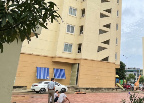 Người đàn ông rơi từ tầng cao chung cư xuống sân tử vong - Ảnh 1. Người đàn ông rơi từ tầng cao chung cư xuống sân tử vong - Ảnh 1.