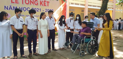 Anh thợ sửa máy tính trong lễ tổng kết năm học đặc biệt - Ảnh 1. Anh thợ sửa máy tính trong lễ tổng kết năm học đặc biệt - Ảnh 1.