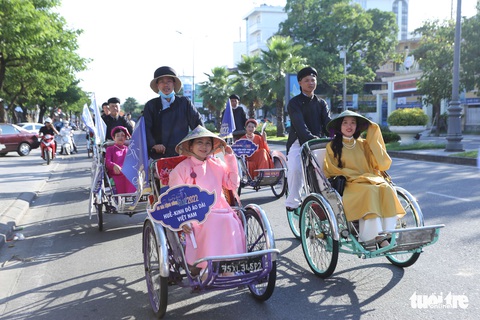 Áo dài rực rỡ đường phố mừng Festival Huế 2022 - Ảnh 1. Áo dài rực rỡ đường phố mừng Festival Huế 2022 - Ảnh 1.