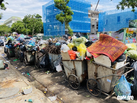 Rác thải lại ùn ứ ở đường phố Hà Nội - Ảnh 3. Rác thải lại ùn ứ ở đường phố Hà Nội - Ảnh 3.