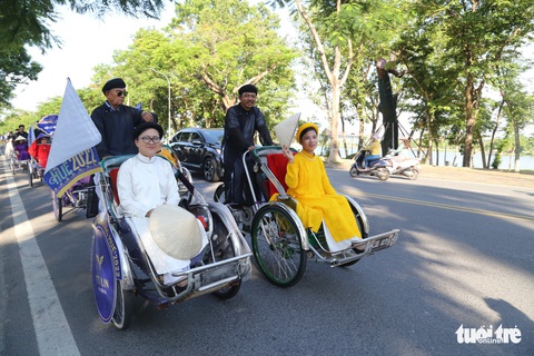 Áo dài rực rỡ đường phố mừng Festival Huế 2022 - Ảnh 2. Áo dài rực rỡ đường phố mừng Festival Huế 2022 - Ảnh 2.